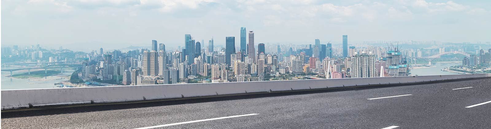 Vista-panoramica-ciudad-y-carretera