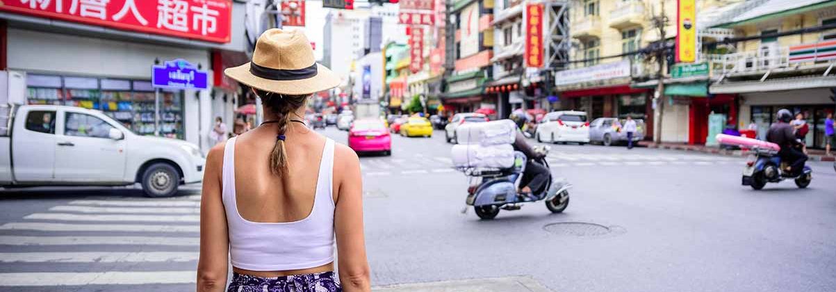 Chica-con-sombrero-en-el-barrio-chino-de-Bangkok